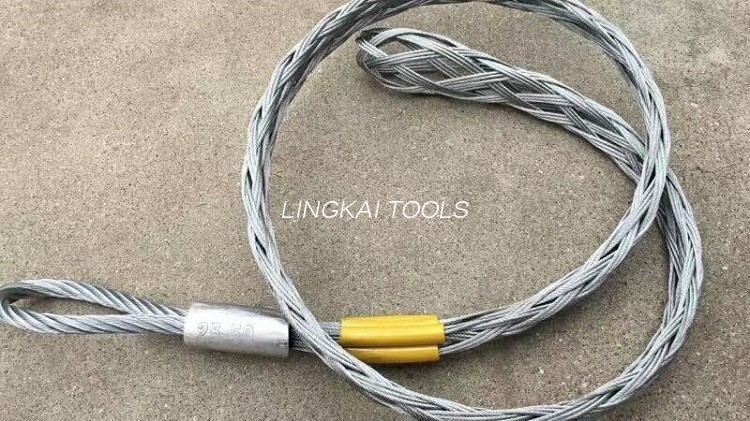 El CE pasó el cable de fibra óptica de las herramientas de Opgw que tiraba de las juntas del zócalo de la malla de los apretones