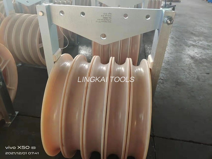 Polea de bloque de polea de nailon con rodillo aéreo de transmisión de diámetro grande de 822mm con tres ruedas